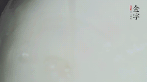 將浸泡了30分鐘的米放入電飯煲中，在水中加入半勺油。