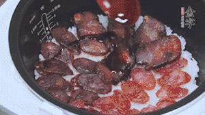 關上蓋子繼續(xù)燜煮20分鐘淋上醬汁。