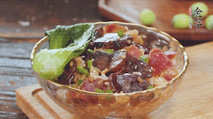 期間用開水燙熟青菜，煎好荷包蛋~ （懶人可忽略此步）