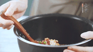 揭開鍋蓋，放上青菜，荷包蛋，就可以吃了。