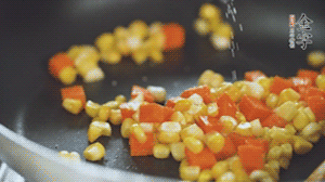 胡蘿卜、玉米洗凈后，處理成粒，加鹽簡(jiǎn)單炒制。