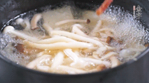 依次放火腿、豆腐，加水大火燒開，小火燉煮20分鐘，出鍋前撒上蔥花即可。