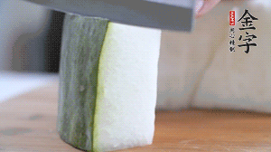 冬瓜去瓤去皮，切小塊。