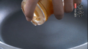 植物油入鍋，翻炒冬瓜。