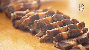 金字醬肉切片。