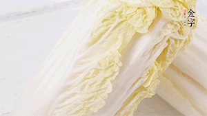 娃娃菜洗凈，對(duì)半切。