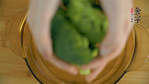 西蘭花洗凈，切成小塊汆燙，切碎。