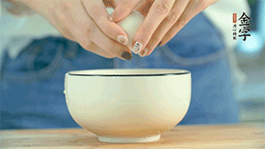 雞蛋液打散，可以加點鹽和黃酒，邊煎邊用筷子攪拌。