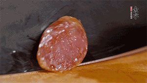 金字火腿肉香腸上鍋蒸15分鐘，切片備用。