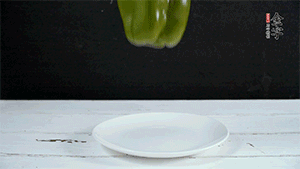 雞蛋打散，加青椒粒、蔥花攪拌。