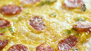 撒上一些芝麻，準(zhǔn)備一些番茄醬，一份早餐就做好了。