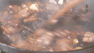 熱油下鍋，爆香蒜片。放入醬肉翻炒片刻后,下豌豆尖均勻翻炒。