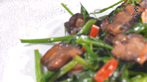 出鍋前加少許鹽調(diào)味。