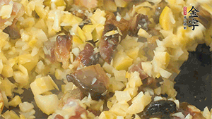 熱油起鍋，下醬肉丁炒香，再加入筍丁、適量水淀粉勾芡翻炒均勻。