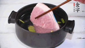 整塊豬肉，加蔥、姜片、料酒焯水。