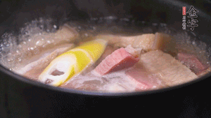 火肉、豬肉加料酒、清水大火煮開后，加入春筍小火慢燉40分鐘，出鍋前撒蔥花即可。