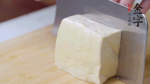 老豆腐切片，浸水備用。