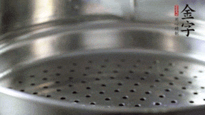 出鍋后，倒扣臘味，撒上蔥花即可。