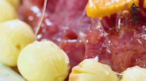 出鍋前10分鐘淋上蜂蜜，倒扣出來(lái)撒上桂花，擺上胡蘿卜裝飾即可。