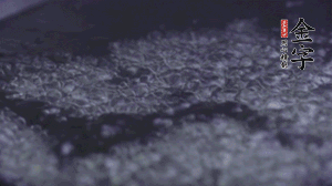 小青菜洗凈后，鍋中水燒開(kāi)，放點(diǎn)鹽和滴幾滴油后燙熟。