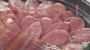 沿著米飯邊淋一圈玉米油，擺上小青菜，淋上醬油和湯調(diào)成的醬汁，撒上辣椒粒、香蔥末即可。