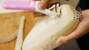 蘿卜去皮，切成絲。（如果用擦菜板，不能選擦成太碎的）