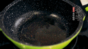 盆中放入炒好的蘿卜絲、香腸等食材，加粘米粉、澄粉，一邊倒香菇水，一遍攪拌成稀糊狀。（加入少量的澄粉可以讓蘿卜糕質(zhì)地柔軟又充滿彈性，而且還可以增加成品的透明感。 ）