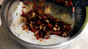 在蒸盤中鋪上油紙，鋪好食材后壓一壓，蒸箱中蒸30分鐘即可。（蒸好的蘿卜糕切成厚片，用少量油煎一下，撒點蔥花口味更好。）