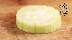 將香腸片鋪到絲瓜圈上。