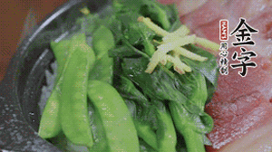 燜好的米飯開蓋，放入菜心、荷蘭豆，澆上調味汁拌勻。