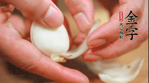 鮮百合花瓣剝成片。