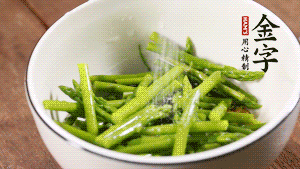 將調(diào)料放入準(zhǔn)備好的食材中，攪拌均勻。