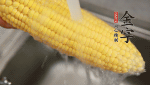 蓮藕切塊、玉米切段、荸薺削皮。