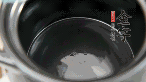 依次把排骨、玉米、蓮藕、荸薺放入砂鍋中。（根據(jù)食材的難易熟度放置，難熟的放下面，其他湯品也是一樣。）