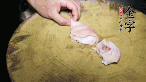 新鮮豬蹄切成塊狀，冷水入鍋，加姜片、黃酒汆燙3分鐘，出鍋后洗凈。（要先將豬蹄的蹄甲和毛處理干凈，如果有毛扎扎的感覺(jué)，非常影響口感。大火燒開(kāi)后，撇去血沫，要多撇幾遍至干凈，這樣才可使湯色更鮮亮、清淡不油膩。）