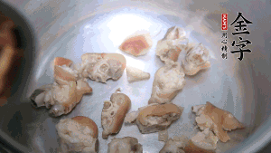 將汆燙好的豬蹄塊、蹄片 、筍段、姜片放入鍋中，放黃酒調(diào)味。