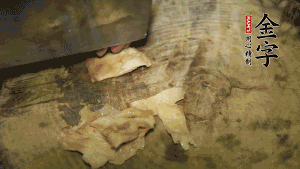 加適量溫水淹沒(méi)食材，大火燉至水沸后再小火慢燉1小時(shí)，出鍋前10分鐘加枸杞。（焯過(guò)水后的豬蹄不應(yīng)再用涼水，用溫水燉煮更容易軟爛。也可以用高壓鍋或者有煲湯功能的電飯煲，省時(shí)又便于入味。）