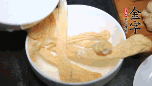 竹蓀淡鹽水泡發(fā)后，剪去菌蓋頭（封閉的一端），切成小段。生姜切片，蔥切段備用。