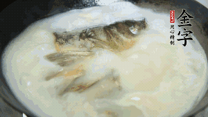 然后加竹蓀段、姜片、枸杞、火腿片，以少量鹽、黃酒調(diào)味，大火燉煮10分鐘。