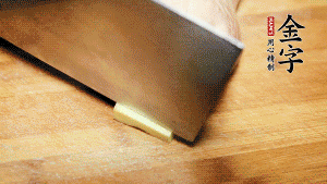 將雞、生姜片、火腿片放入砂鍋中，注入清水淹沒雞身。（燉湯最適宜冷水下鍋，隨著水溫的慢慢升高，原料會充分釋放出營養(yǎng)。）