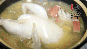 煮沸時加入蟲草花、香菇、紅棗，以料酒調(diào)味繼續(xù)小火燉煮1小時左右。