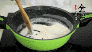 【月餅餡】3．把面粉放入干凈的炒鍋，小火加熱不斷翻炒，至呈微黃色熟透。在腌漬好的火腿丁中加熟面粉，拌勻后，加黃油拌勻揉搓成12個(gè)小球，放冰箱冷藏備用。