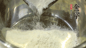 【油皮】1．將油皮材料放入料盆中，緩緩加100ml水，攪拌成雪花片狀。在案板上反復(fù)揉搓成有一定筋度的光潔面團(tuán)，搓成12個(gè)團(tuán)子。