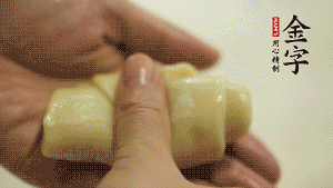 【包月餅】1．面劑兩頭向中間捏緊， 把光滑一面向下，按扁后搟成圓形面皮。餡料放在面皮中心，把餡料包緊，捏緊收口。