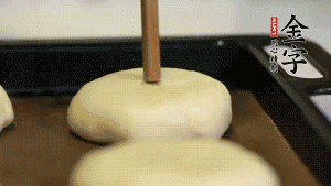 【包月餅】2．收口向下放在案板上，輕輕將月餅坯按扁，用筷子點(diǎn)紅點(diǎn)做裝飾?？鞠漕A(yù)熱至170℃，月餅放在中下層，烤17分鐘左右。