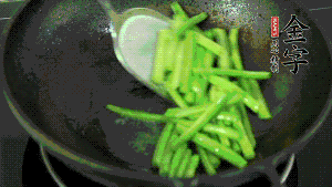 鍋中倒油，油溫7成熱時(shí)，放入四季豆煸炒至變色，然后放入香腸均勻翻炒，加少許清水燜煮1分鐘。