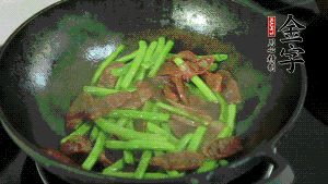 然后再加入鮮蓮子一起翻炒，至熟后加少許鹽調(diào)味就可以了。