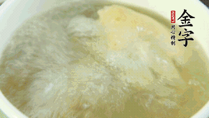 待湯水滾開后，再加入山藥塊，以料酒調(diào)味。