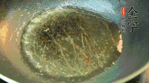 熱油起鍋，依次放入胡蘿卜粒、青椒粒、洋蔥粒煸炒均勻。