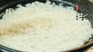 浸泡后的大米加入2湯匙生抽、1湯匙老抽調(diào)味。